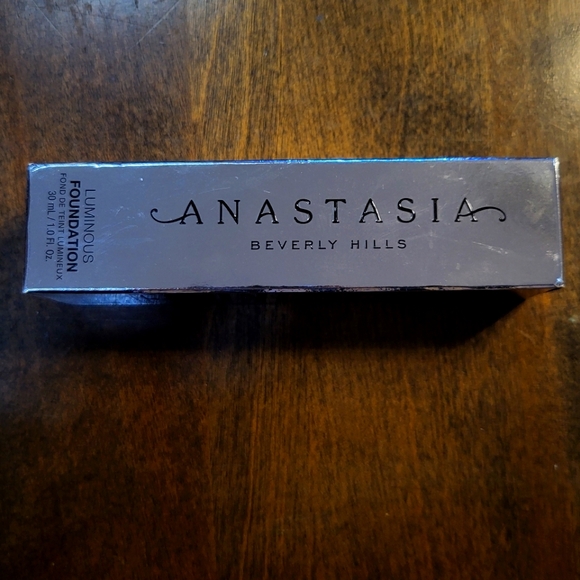 NEW - Anastasia Beverly Hills luminous foundation shade>> 140N - Picture 3 of 5